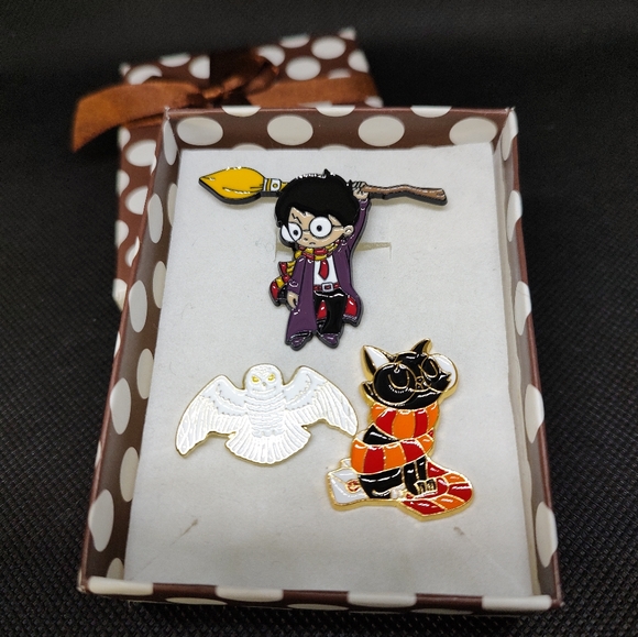 3 enamel pins Harry Potter plus gift box. - Picture 2 of 7